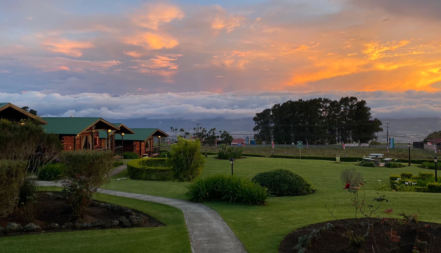 Vista de los jardines externos del Hotel y Restaurante Grandpas